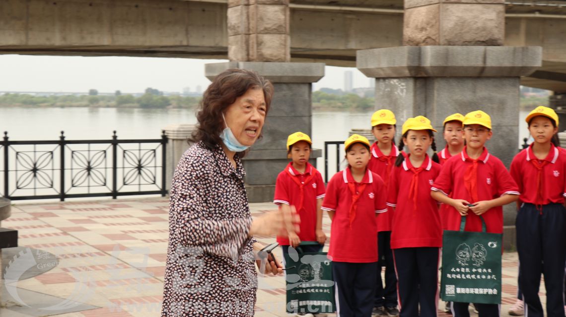 “环保奶奶”运建立向第25中学师生进行环保宣传