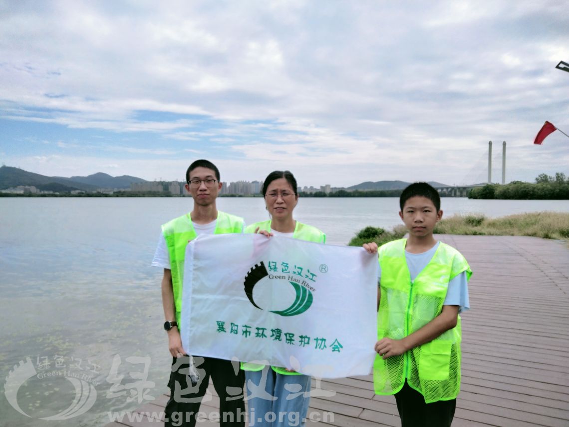 志愿者进行生物多样性观察