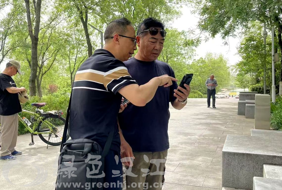 我会志愿者在湿地公园进行“随手拍”实操